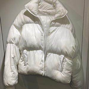 Women white winter coat in good condition brand lucky five Meduim size